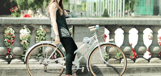 笑顔の女性と自転車