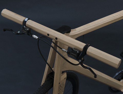 木製自転車のハンドル